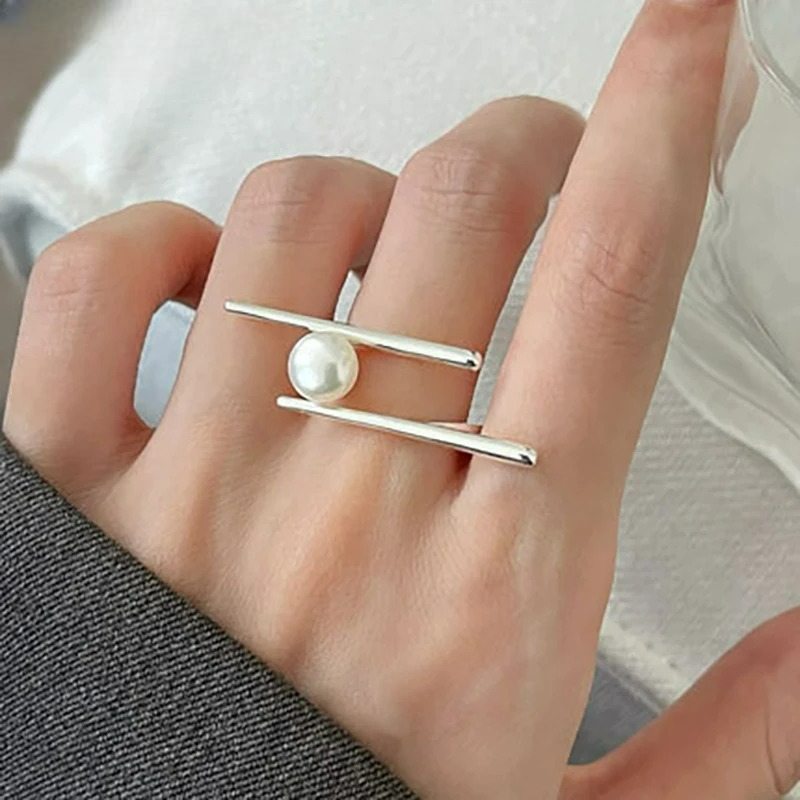 Anillo Estilizado con Perla Blanca en Circón