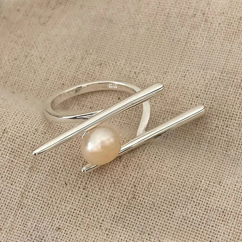 Anillo Estilizado con Perla Blanca en Circón