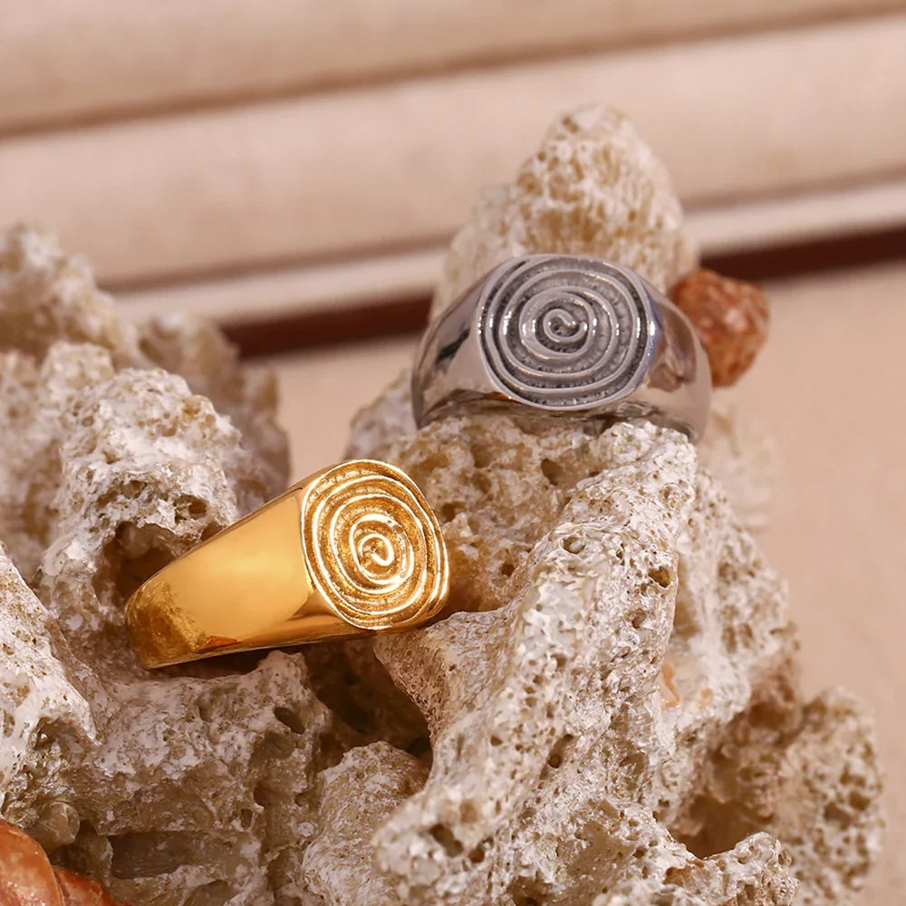 Anillo tipo sello con motivo de espiral grabado en plata