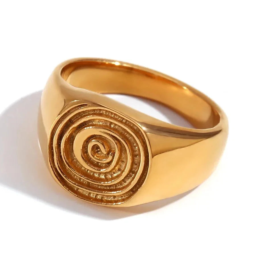 Anillo tipo sello con motivo de espiral grabado en oro