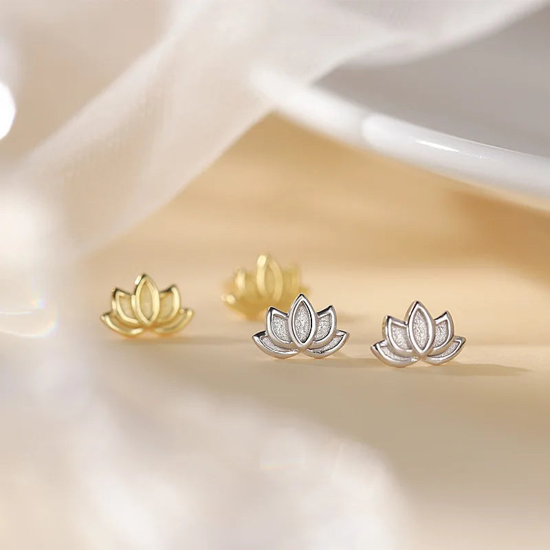 Aretes de botón Flor de Loto para mujer en plata