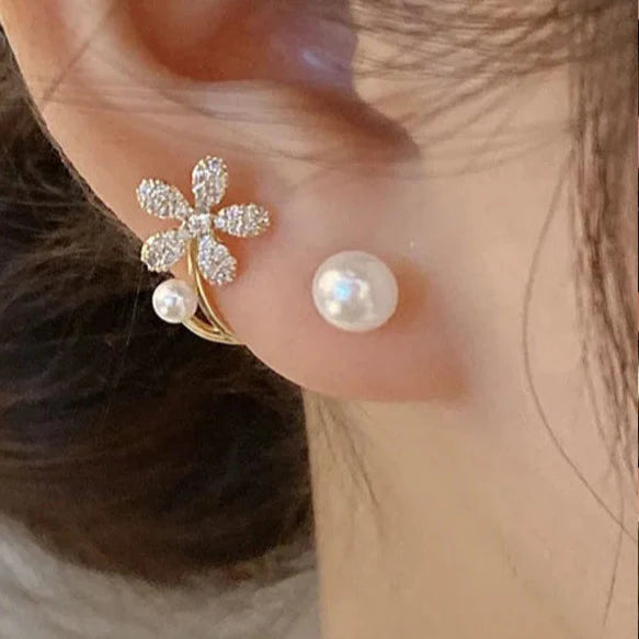 Aretes de botón con flor de circonita y perla