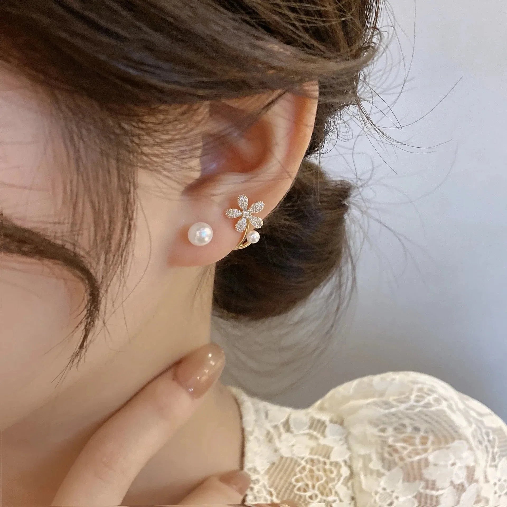 Aretes de botón con flor de circonita y perla