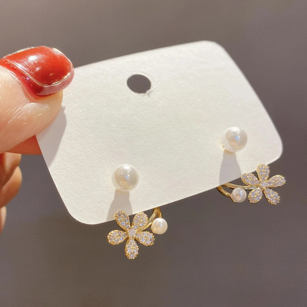 Aretes de botón con flor de circonita y perla