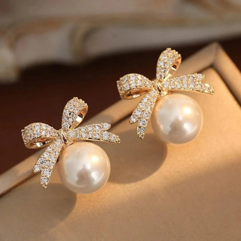 Elegantes Pendientes de Botón con Perla y Lazo de Mariposa en Strass