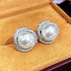 Aretes de botón con perlas y strass plateados