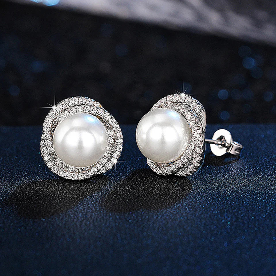 Aretes de botón con perlas y strass plateados