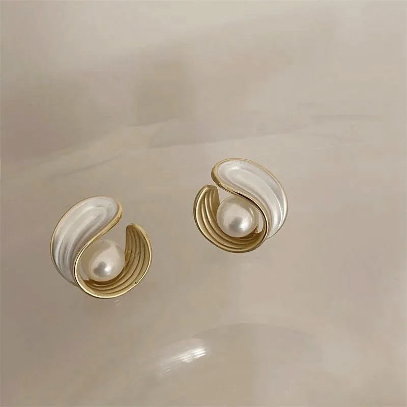 Aretes de botón en nácar y perla con concha 
