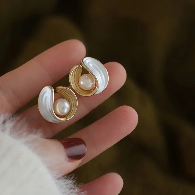 Aretes de botón en nácar y perla con concha
