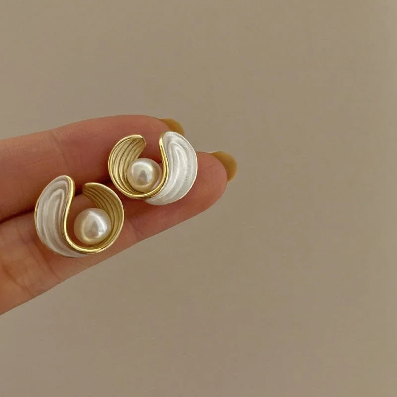 Aretes de botón en nácar y perla con concha 