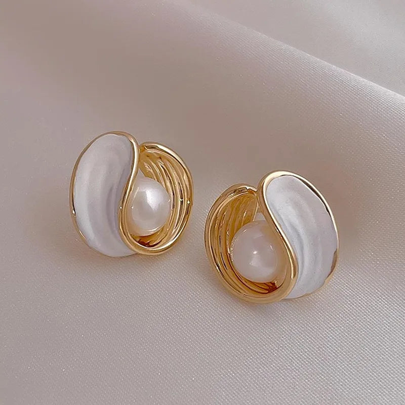 Aretes de botón en nácar y perla con concha 