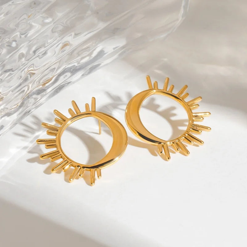 Aretes de botón con media luna y sol en oro