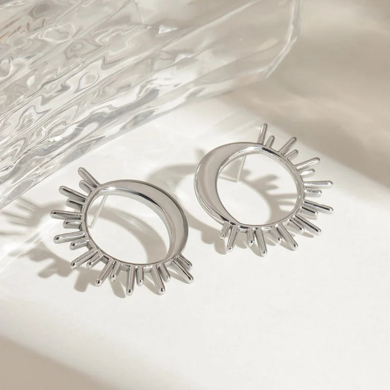 Aretes de botón con media luna y sol en plata