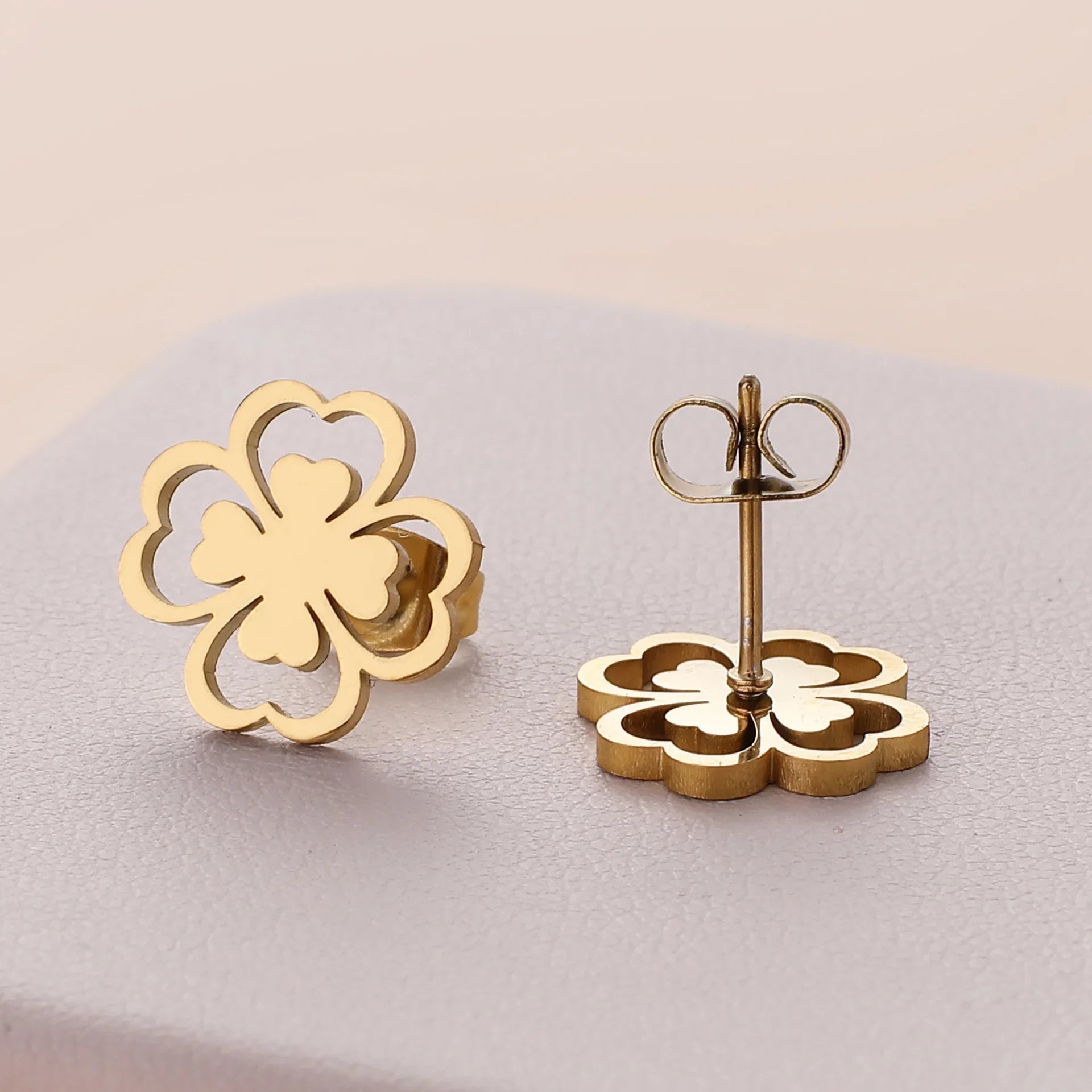 Aretes de botón en hoja de trébol de 4 hojas oro