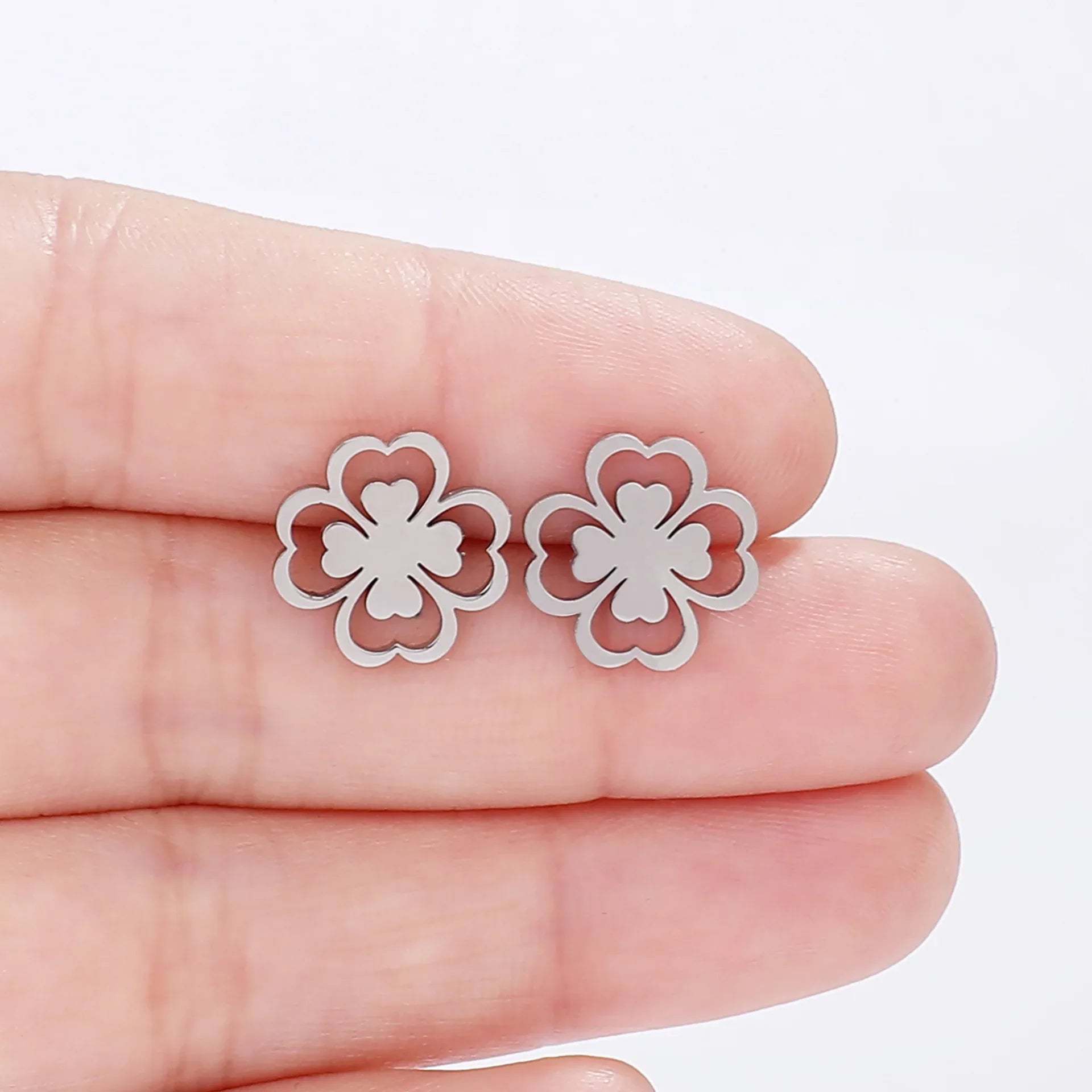 Aretes de botón en hoja de trébol de 4 hojas plata