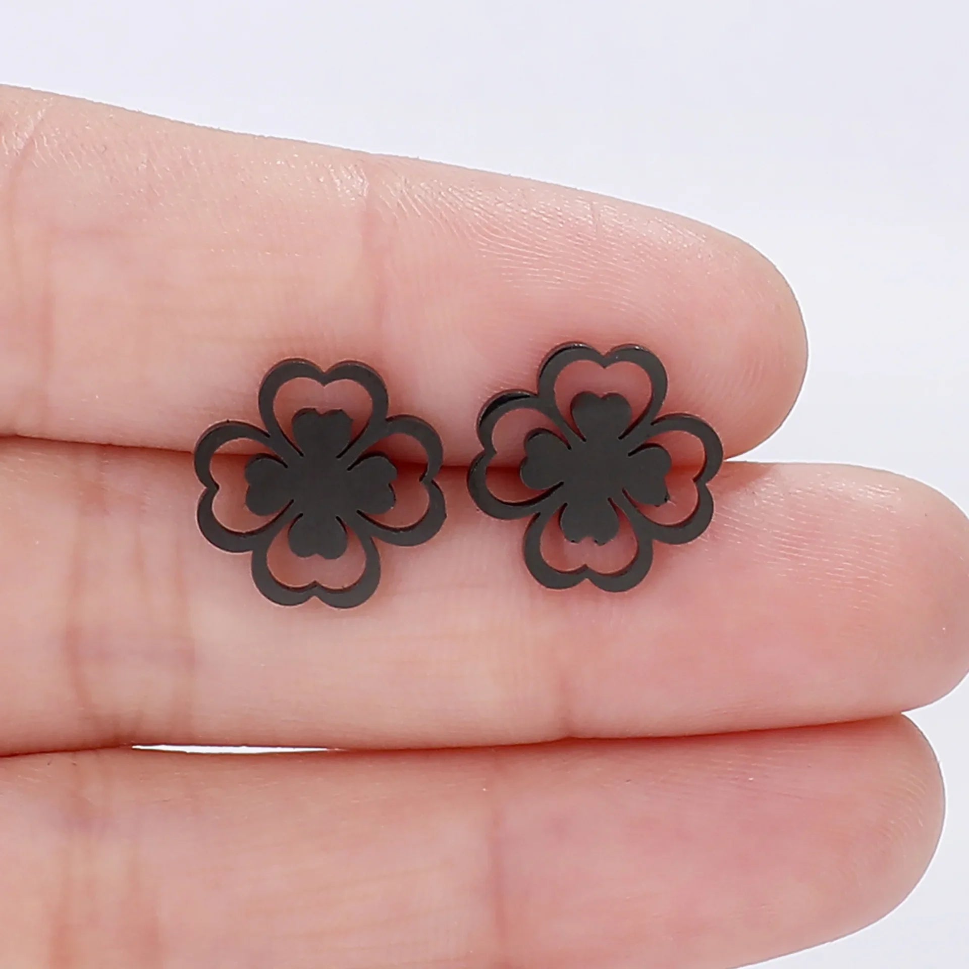 Aretes de botón en hoja de trébol de 4 hojas negro