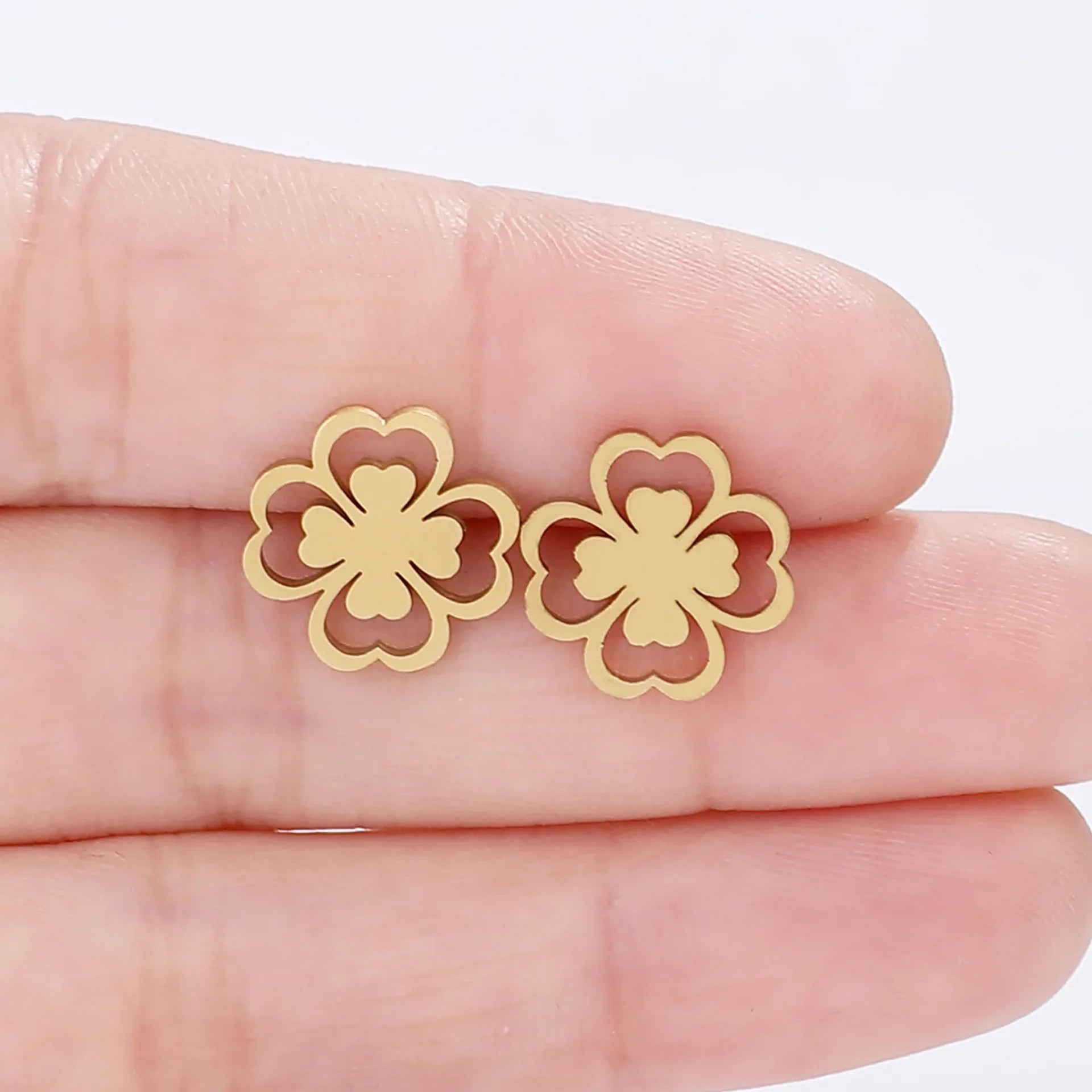 Aretes de botón en hoja de trébol de 4 hojas oro