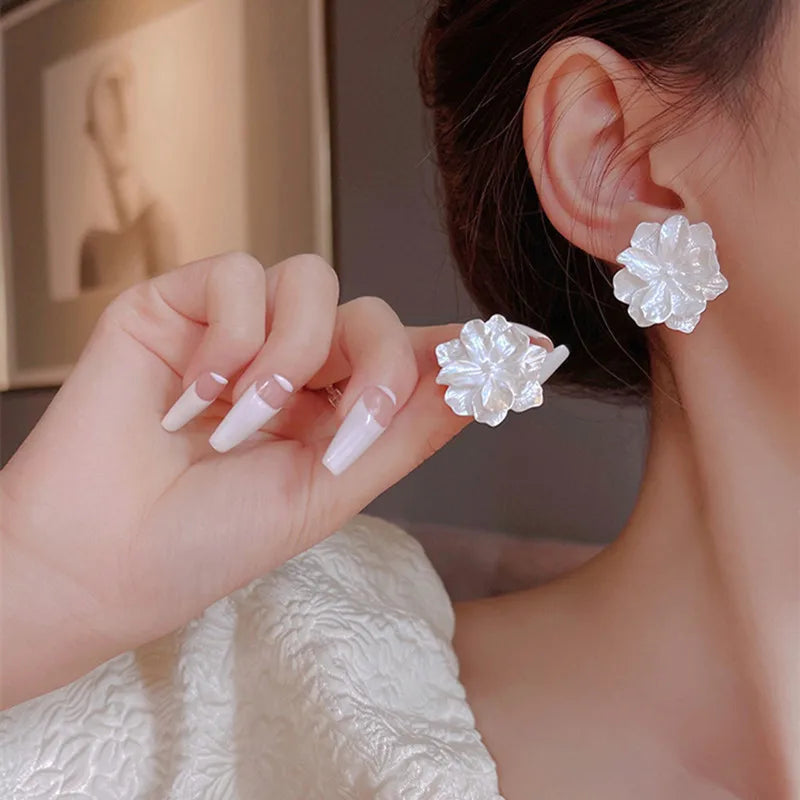 Aretes de Flor Blanca de Botón