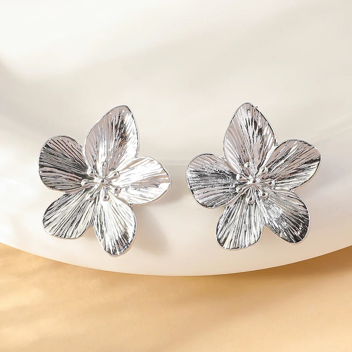 Aretes de botón Flor de cinco pétalos plata