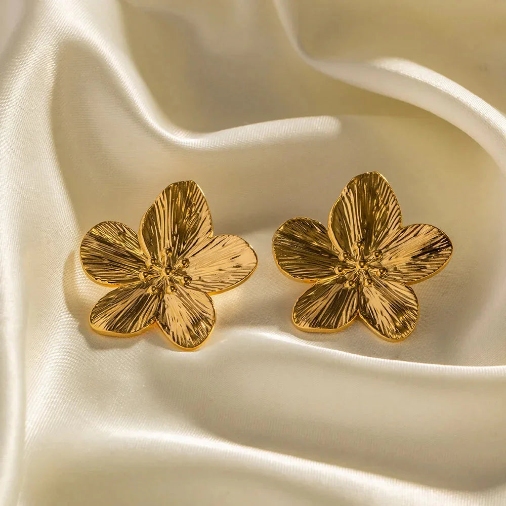 Aretes de Botón Flor de Cinco Pétalos Abiertos Dorados