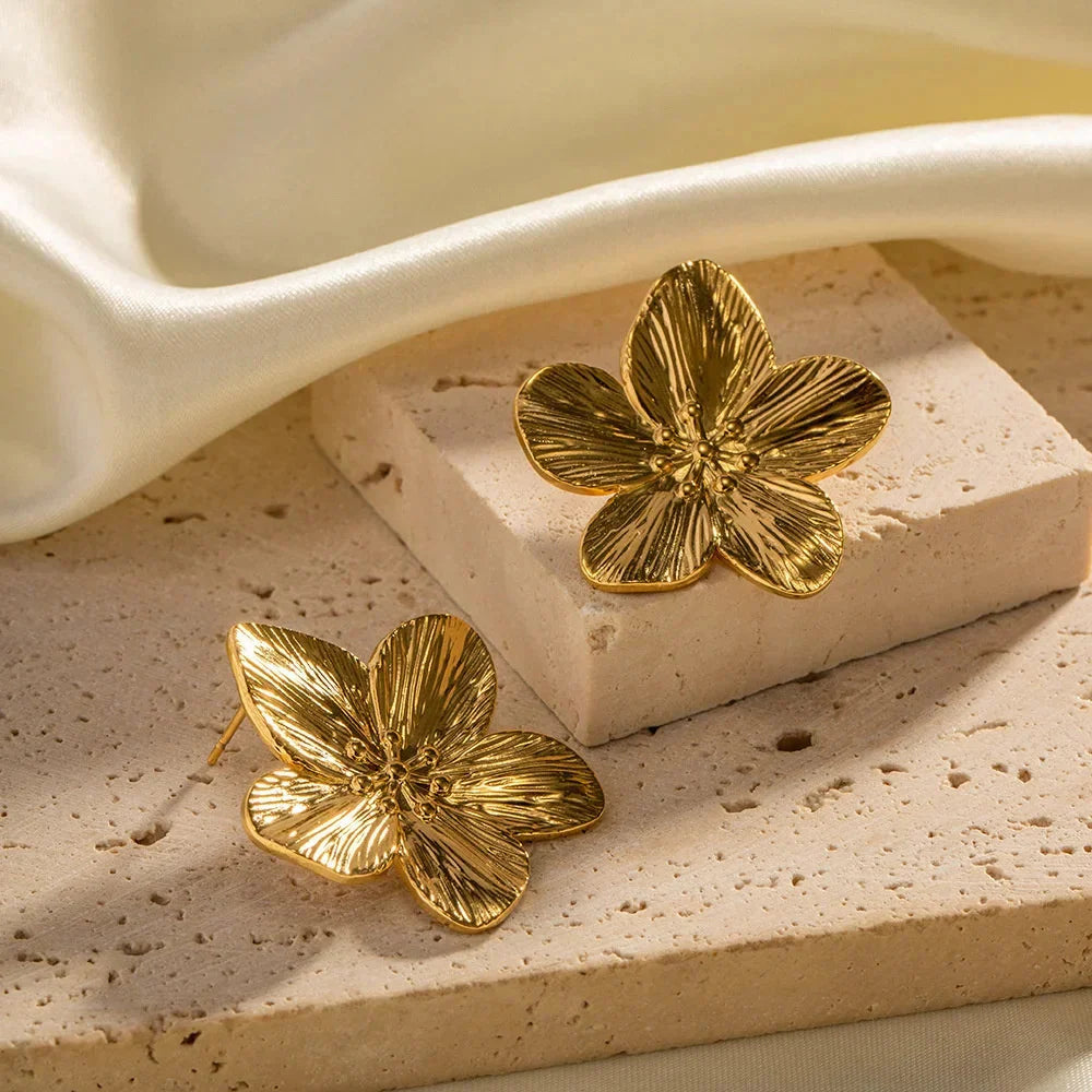 Aretes de Botón Flor de Cinco Pétalos Abiertos Dorados