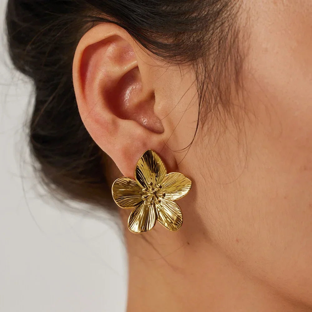 Aretes de Botón Flor de Cinco Pétalos Abiertos Dorados