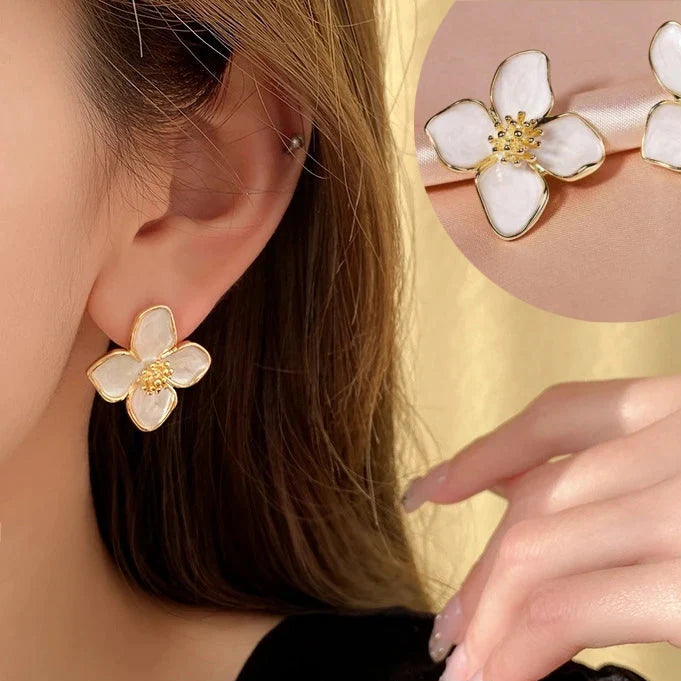 Aretes de botón Flor de Hibisco con Pétalos Nacarados blancos