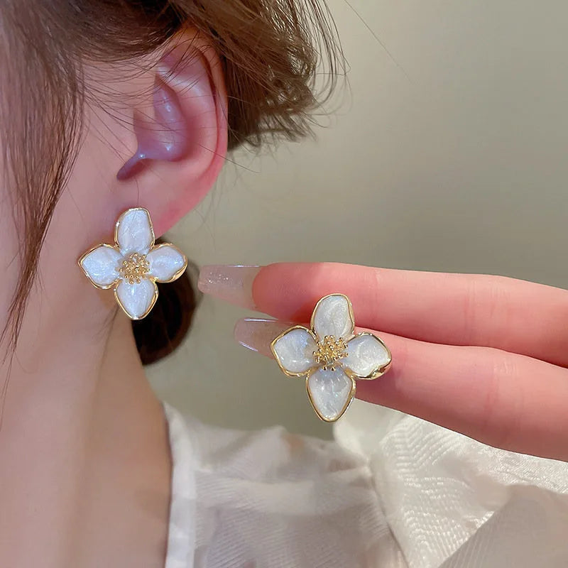 Aretes de botón Flor de Hibisco con Pétalos Nacarados blancos