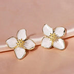 Aretes de botón Flor de Hibisco con Pétalos Nacarados blancos
