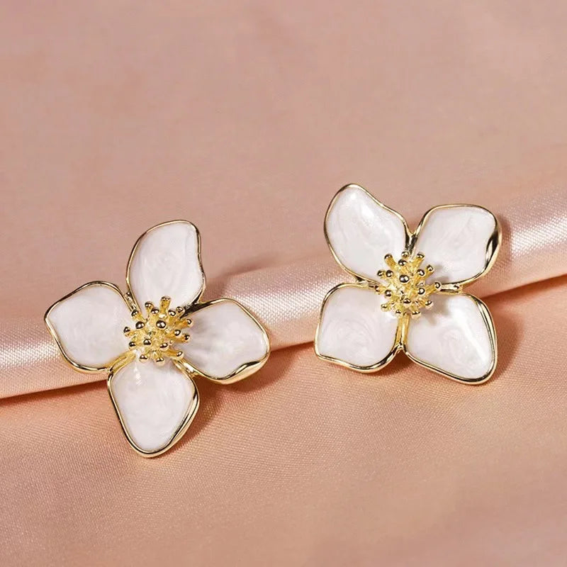 Aretes de botón Flor de Hibisco con Pétalos Nacarados blancos