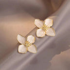 Aretes de botón Flor de Hibisco con Pétalos Nacarados blancos