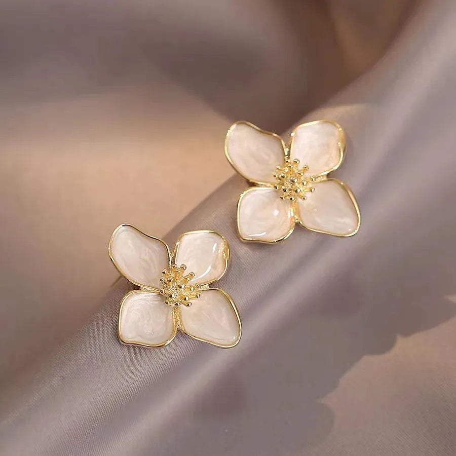 Aretes de botón Flor de Hibisco con Pétalos Nacarados blancos