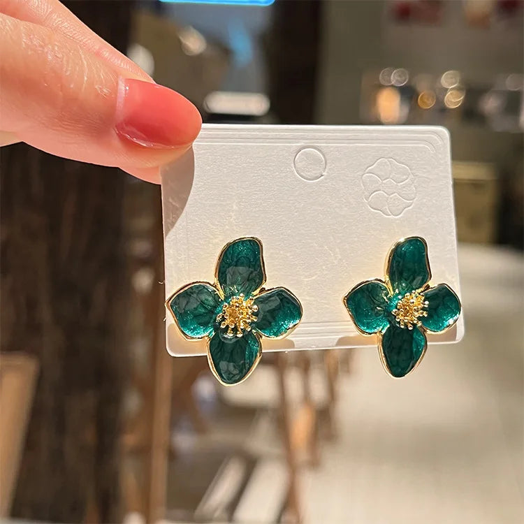 Aretes de botón Flor de Hibisco con Pétalos Nacarados verdes