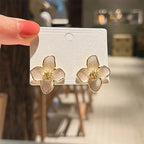 Aretes de botón Flor de Hibisco con Pétalos Nacarados blancos