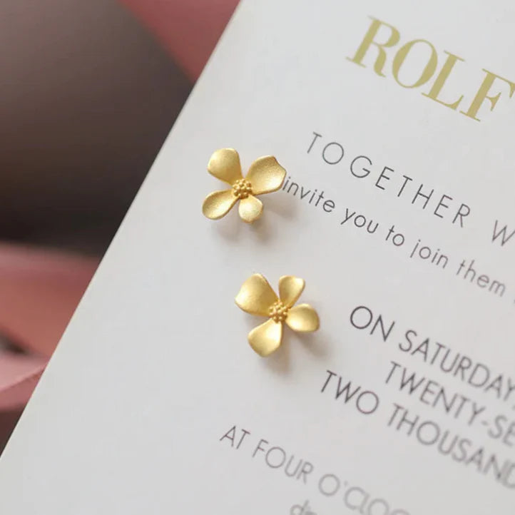 Aretes de botón con diseño de flor elegante