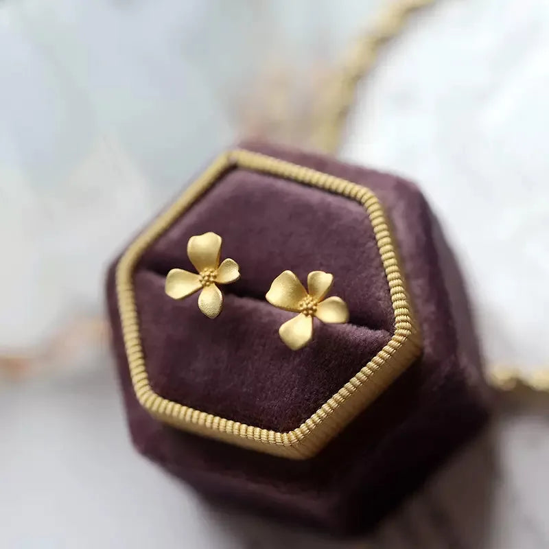 Aretes de botón con diseño de flor elegante