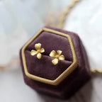Aretes de botón con diseño de flor elegante