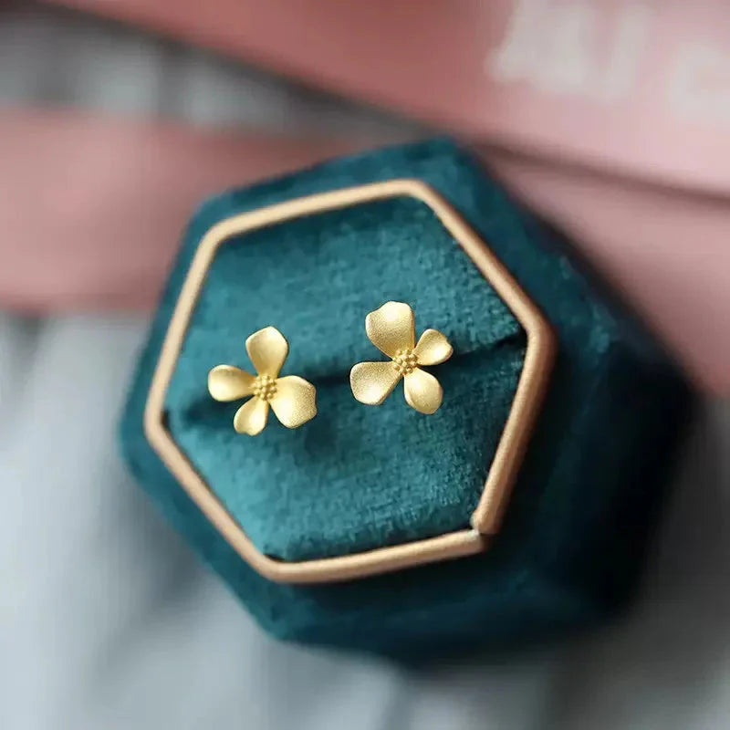 Aretes de botón con diseño de flor elegante