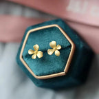 Aretes de botón con diseño de flor elegante