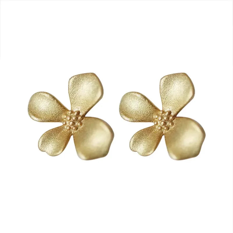 Aretes de botón con diseño de flor elegante