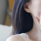 Aretes de botón con diseño de flor elegante