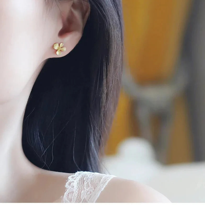 Aretes de botón con diseño de flor elegante