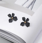 Aretes de Botón Flor de Cuatro Pétalos negro