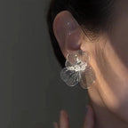 Aretes de Botón Flor con Pétalos Anchos Blancos