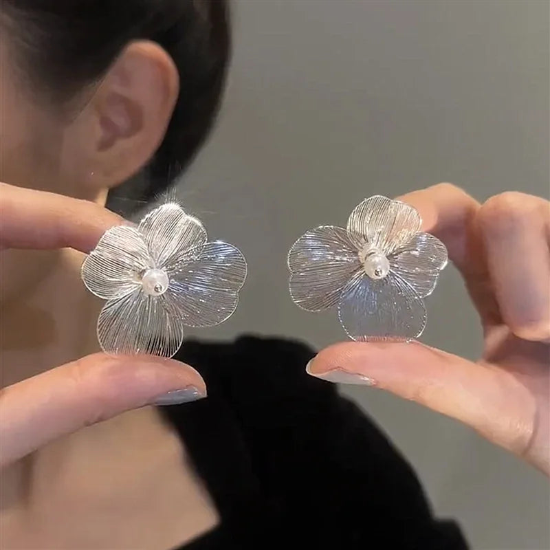 Aretes de Botón Flor con Pétalos Anchos Blancos