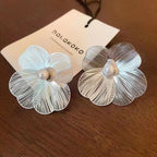 Aretes de Botón Flor con Pétalos Anchos Blancos