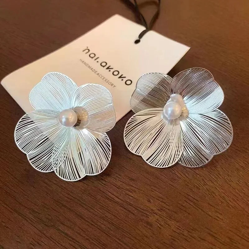 Aretes de Botón Flor con Pétalos Anchos Blancos