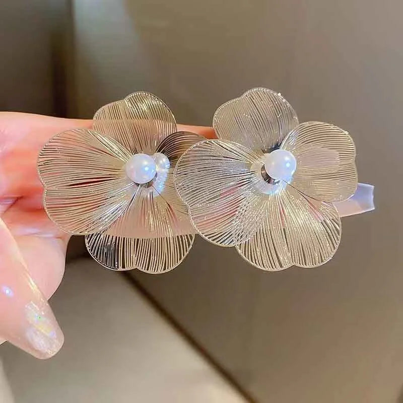 Aretes de Botón Flor con Pétalos Anchos Blancos