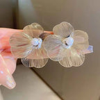 Aretes de Botón Flor con Pétalos Anchos Blancos