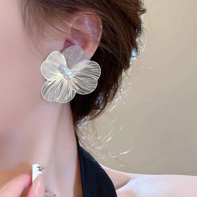 Aretes de Botón Flor con Pétalos Anchos Blancos